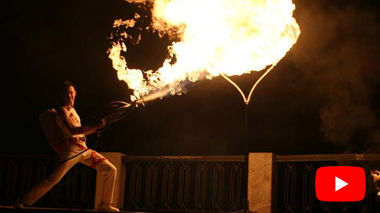 Стоп кадр промо ролика шоу программы с огнем moonlight